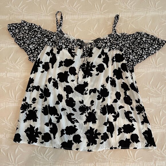 CATO Off Shoulder/Cold Shoulder Blouse with Floral Flutter Sleeves Size XL - Picture 4 of 13